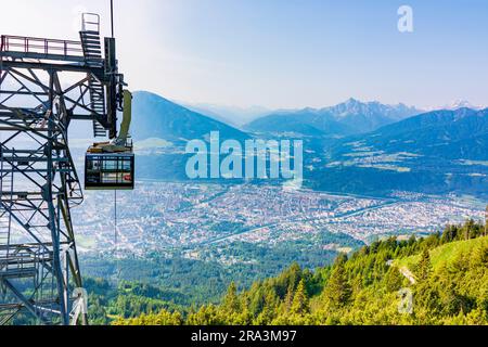 Innsbruck: Blick aus der Seegrube auf die Nordkette (Inntalkette) bis Innsbruck, Bergkette Stubaier Alpen (Stubai Alpen), N Stockfoto