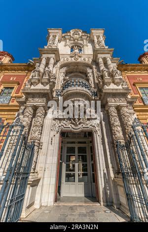 Sevilla, Spanien - 14. Juni 2023 : Palacio de San Telmo. Weitwinkelblick auf Straßenebene mit Haupteingang und Fassadendetails. Stockfoto