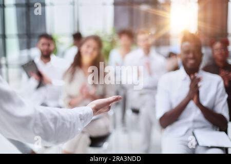 Geschäftsleute, die an einem Seminar mit sozialer Distanz teilnehmen Stockfoto