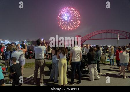 New York, New York, USA. 29. Juni 2023. Zuschauer sehen das Feuerwerk explodieren während des jährlichen Feuerwerks der Central Astoria Independence Day Celebrations im Astoria Park im Stadtteil Queens in New York City. New Yorker kommen in Scharen heraus, um das Feuerwerk im Astoria Park inmitten des Rauch und Dunstes der kanadischen Waldbrände zu beobachten. (Kreditbild: © M10s/TheNEWS2 via ZUMA Press Wire) NUR REDAKTIONELLE VERWENDUNG! Nicht für den kommerziellen GEBRAUCH! Stockfoto