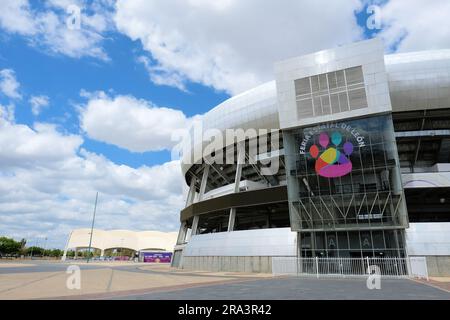 Veranstaltungsort Palenque auf der State Fair in Leon, Guanajuato, Mexiko; Außenansicht des kreisförmigen Gebäudes, das für Konzerte, Hahnenkämpfe und Ausstellungen genutzt wird. Stockfoto