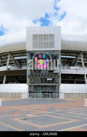 Veranstaltungsort Palenque auf der State Fair in Leon, Guanajuato, Mexiko; Außenansicht des kreisförmigen Gebäudes, das für Konzerte, Hahnenkämpfe und Ausstellungen genutzt wird. Stockfoto