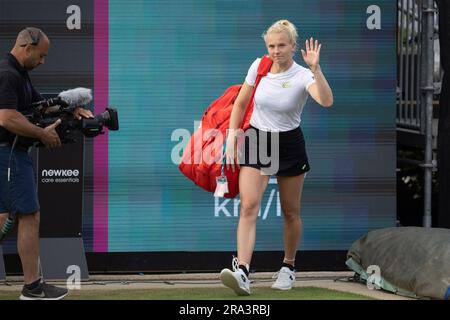 Bad Homburg, Deutschland. 30. Juni 2023. Tennis: WTA Tour, Singles, Frauen, Halbfinale. Emma Navarro (USA) - Katerina Siniakova (Tschechische Republik). Katerina Siniakova (Tschechische Republik) Katerina Siniakova (Tschechische Republik) betritt den Zentralgerichtshof. Kredit: Jürgen Kessler/dpa/Alamy Live News Stockfoto