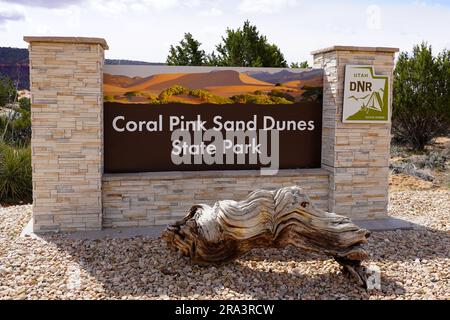 Kanab, Utah, USA - 5. Mai 2023: Schild für Coral Pink Sand Dunes State Park Stockfoto