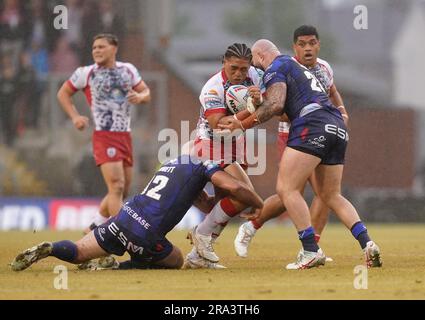 Tom Amone (Zentrum) der Leigh Leopards wird von Sam Luckley von Hull KR (rechts) und Kane Linnett von Hull KR während des Spiels der Betfred Super League im Leigh Sports Village, Leigh, angegriffen. Foto: Freitag, 30. Juni 2023. Stockfoto