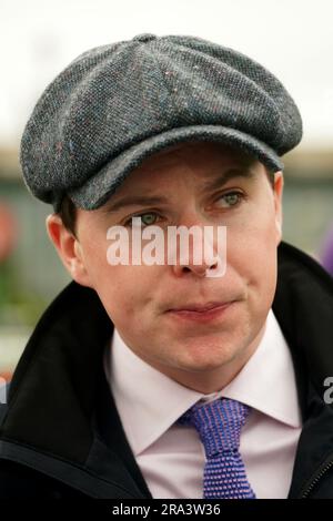 Trainer Joseph O'Brien schaut nach, wenn die Franchise den J.J. gewinnt Mahon & Sons Handicap am Tag eines der Dubai Duty Free Irish Derby Festivals auf der Rennbahn Curragh, County Kildare. Foto: Freitag, 30. Juni 2023. Stockfoto