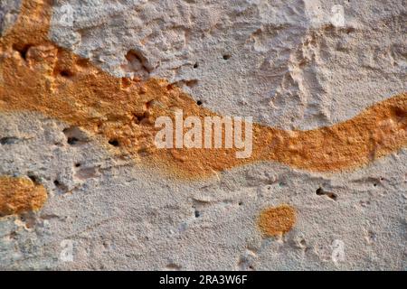 Hellbeige Betonwand als Hintergrund mit brauner Nahaufnahme Stockfoto