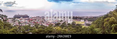 Panoramabild der Stadt Roseau auf der Insel Dominica Stockfoto
