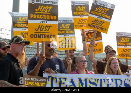 Livonia, Michigan, USA. 30. Juni 2023. Mitglieder der Teamsters Union trugen einen Monat vor Ablauf des Gewerkschaftsvertrags, der fast 350.000 Arbeiter abdeckt, „Just-Practice“-Schilder am Terminal Livonia von United Parcel Service. Die Gewerkschaftsmitglieder haben mit einer Marge von 97 % für die Genehmigung eines Streiks gestimmt, wenn bis Juli 31 kein neuer Vertrag vereinbart wurde. Kredit: Jim West/Alamy Live News Stockfoto