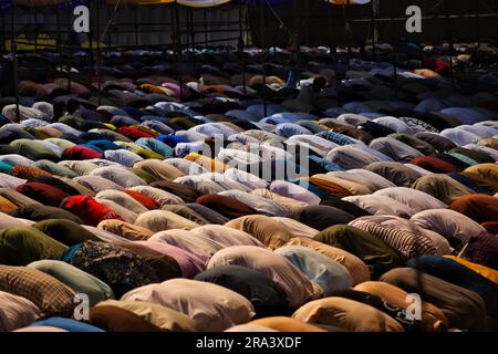 Srinagar, Indien. 29. Juni 2023. (6/29/2023) kaschmirische Moslems, die in Srinagar, der Sommerhauptstadt des von Indien verwalteten Kaschmirs, Eid al-Adha-Gebete führten. Eid al-Adha ist einer der beiden heiligsten muslimischen Feiertage, die jedes Jahr gefeiert werden. Es ist die jährliche muslimische Pilgerfahrt, um Mekka zu besuchen, den heiligsten Ort im Islam. (Foto: Mubashir Hassan/Pacific Press/Sipa USA) Guthaben: SIPA USA/Alamy Live News Stockfoto