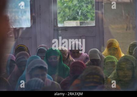 Srinagar, Indien. 29. Juni 2023. (6/29/2023) kaschmirische Moslems, die in Srinagar, der Sommerhauptstadt des von Indien verwalteten Kaschmirs, Eid al-Adha-Gebete führten. Eid al-Adha ist einer der beiden heiligsten muslimischen Feiertage, die jedes Jahr gefeiert werden. Es ist die jährliche muslimische Pilgerfahrt, um Mekka zu besuchen, den heiligsten Ort im Islam. (Foto: Mubashir Hassan/Pacific Press/Sipa USA) Guthaben: SIPA USA/Alamy Live News Stockfoto