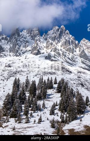 Die hohen und steilen Gipfel des schneebedeckten Hochkönigs in der Provinz Mühlbach am Hochkönig in Salzburg im Bezirk Sankt Johann im Pongau in Osterreich. Stockfoto