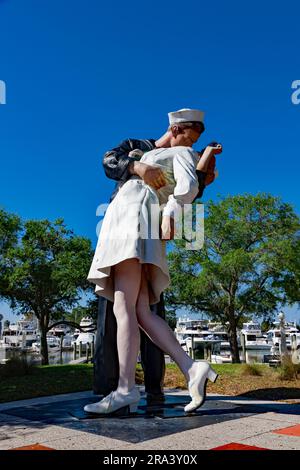 Die berühmte Statue der Touristenattraktion „bedingungslose Kapitulation“ im Bayfront Park in Sarasota, Florida, ist eine Hommage an Veteranen aus dem Zweiten Weltkrieg. Stockfoto