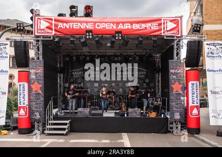 Kaiserslautern, Deutschland. 30. Juni 2023. Musikband Magic live auf der Bühne während des Soundcheck. Das Altstadtfest (Old Town Festival) kehrt nach vier Jahren Abwesenheit nach Kaiserslautern zurück. Das Festival beginnt am Freitag, den 30. Juni, und dauert über das Wochenende bis Sonntag noch zwei weitere Tage an. Jeder ist herzlich eingeladen, an verschiedenen Orten in der Altstadt teilzunehmen. Livemusik auf 8 Freiluftbühnen, Straßentheater oder mittelalterlichen Märkten bietet Unterhaltung für mehr als 200,000 erwartete Besucher. Kredit: Gustav Zygmund/Alamy News Stockfoto