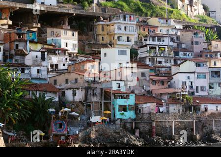 Blick auf die Gamboa-Gemeinde in der Nähe des Museums für moderne Kunst in Salvador, Bahia. Stockfoto