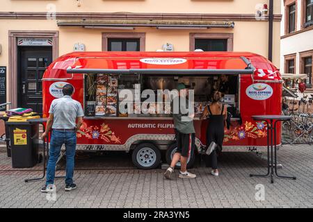Kaiserslautern, Deutschland. 30. Juni 2023. Rotes philippinisches Essen Bicol Express. Das Altstadtfest (Old Town Festival) kehrt nach vier Jahren Abwesenheit nach Kaiserslautern zurück. Das Festival beginnt am Freitag, den 30. Juni, und dauert über das Wochenende bis Sonntag noch zwei weitere Tage an. Jeder ist herzlich eingeladen, an verschiedenen Orten in der Altstadt teilzunehmen. Livemusik auf 8 Freiluftbühnen, Straßentheater oder mittelalterlichen Märkten bietet Unterhaltung für mehr als 200,000 erwartete Besucher. Kredit: Gustav Zygmund/Alamy News Stockfoto
