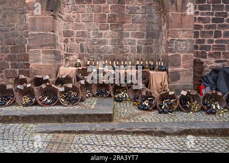 Kaiserslautern, Deutschland. 30. Juni 2023. Weinflaschen zum Verkauf vor dem St. Martin Kirche. Das Altstadtfest (Old Town Festival) kehrt nach vier Jahren Abwesenheit nach Kaiserslautern zurück. Das Festival beginnt am Freitag, den 30. Juni, und dauert über das Wochenende bis Sonntag noch zwei weitere Tage an. Jeder ist herzlich eingeladen, an verschiedenen Orten in der Altstadt teilzunehmen. Livemusik auf 8 Freiluftbühnen, Straßentheater oder mittelalterlichen Märkten bietet Unterhaltung für mehr als 200,000 erwartete Besucher. Kredit: Gustav Zygmund/Alamy News Stockfoto