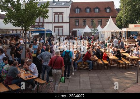 Kaiserslautern, Deutschland. 30. Juni 2023. Platz der Kinderrechte während der Eröffnungszeremonie. Das Altstadtfest (Old Town Festival) kehrt nach vier Jahren Abwesenheit nach Kaiserslautern zurück. Das Festival beginnt am Freitag, den 30. Juni, und dauert über das Wochenende bis Sonntag noch zwei weitere Tage an. Jeder ist herzlich eingeladen, an verschiedenen Orten in der Altstadt teilzunehmen. Livemusik auf 8 Freiluftbühnen, Straßentheater oder mittelalterlichen Märkten bietet Unterhaltung für mehr als 200,000 erwartete Besucher. Kredit: Gustav Zygmund/Alamy News Stockfoto