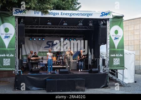 Kaiserslautern, Deutschland. 30. Juni 2023. Luther Club Band tritt live auf der Bühne auf. Das Altstadtfest (Old Town Festival) kehrt nach vier Jahren Abwesenheit nach Kaiserslautern zurück. Das Festival beginnt am Freitag, den 30. Juni, und dauert über das Wochenende bis Sonntag noch zwei weitere Tage an. Jeder ist herzlich eingeladen, an verschiedenen Orten in der Altstadt teilzunehmen. Livemusik auf 8 Freiluftbühnen, Straßentheater oder mittelalterlichen Märkten bietet Unterhaltung für mehr als 200,000 erwartete Besucher. Kredit: Gustav Zygmund/Alamy News Stockfoto