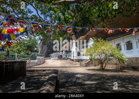 Ein Bild des Eingangs zu den antiken Dambulla Höhlentempeln in Sri Lanka Stockfoto