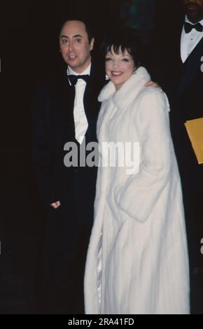 Liza Minnelli und Ehemann David gest nehmen am 16. März 2002 an ihrer Hochzeitsfeier in der Regent Wall Street in New York City Teil. Foto: Henry McGee/MediaPunch Stockfoto