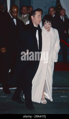 Liza Minnelli und Ehemann David gest nehmen am 16. März 2002 an ihrer Hochzeitsfeier in der Regent Wall Street in New York City Teil. Foto: Henry McGee/MediaPunch Stockfoto