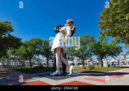 Die berühmte Statue der Touristenattraktion „bedingungslose Kapitulation“ im Bayfront Park in Sarasota, Florida, ist eine Hommage an Veteranen aus dem Zweiten Weltkrieg. Stockfoto
