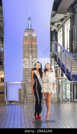 Miss Teen USA 2022 Faron Medhi und Miss USA 2022 Morgan Romano nehmen am 30. Juni 2023 an der feierlichen Beleuchtung des Empire State Building in New York Teil Stockfoto