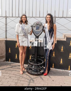 Miss USA 2022 Morgan Romano und Miss Teen USA 2022 Faron Medhi nehmen am 30. Juni 2023 an der feierlichen Beleuchtung des Empire State Building in New York Teil Stockfoto