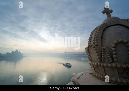 Blick auf die nebelige Donau von der Brücke Stockfoto