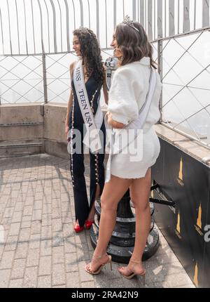 Miss Teen USA 2022 Faron Medhi und Miss USA 2022 Morgan Romano nehmen am 30. Juni 2023 an der feierlichen Beleuchtung des Empire State Building in New York Teil Stockfoto