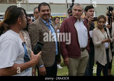 Tijuana, Baja, Kalifornien, Mexiko. 30. Juni 2023. Der ehemalige Innenminister und der mexikanische Präsidentschaftsvorkandidat Adan Augusto Lopez Hernandez von der Morena-Partei machte am Freitag, den 30. Juni 2023, einen kurzen Wahlkampfstopp an der Strandgrenze von Tijuana, die die USA und Mexiko trennt, um mit der Presse und einigen seiner Anhänger zu sprechen. (Kreditbild: © Carlos A. Moreno/ZUMA Press Wire) NUR REDAKTIONELLE VERWENDUNG! Nicht für den kommerziellen GEBRAUCH! Stockfoto