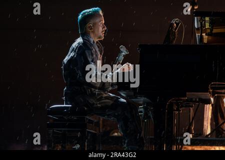 Der italienische Pianist und Musikkomponist Dario Faini, wie er bei Dardust Pseudonym während seiner Live-Auftritte in der Arena di Verona für seine intime Nacht bekannt ist Stockfoto