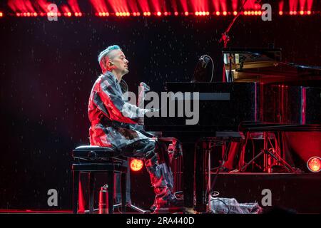 Der italienische Pianist und Musikkomponist Dario Faini, wie er bei Dardust Pseudonym während seiner Live-Auftritte in der Arena di Verona für seine intime Nacht bekannt ist Stockfoto