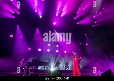 Elisa Toffoli, wie sie mit dem Künstlernamen Elisa bekannt ist, und Dario Faini, wie sie mit dem Pseudonym Dardust bekannt sind, während sie live in der Arena di Verona auftreten Stockfoto