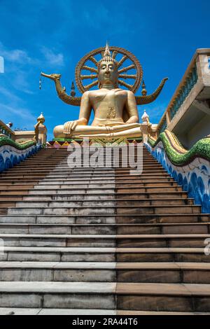 Koh Samui, Thailand -- Ein Weitwinkelbild der Großen Buddha Statue oben auf der Treppe, Stockfoto