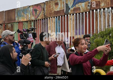 Tijuana, Baja, Kalifornien, Mexiko. 30. Juni 2023. Der ehemalige Innenminister und der mexikanische Präsidentschaftsvorkandidat Adan Augusto Lopez Hernandez von der Morena-Partei machte einen kurzen Wahlkampfstopp an der Strandgrenze von Tijuana, die die USA und Mexiko trennt, um am Freitag mit der Presse und einigen seiner Anhänger zu sprechen. (Kreditbild: © Carlos A. Moreno/ZUMA Press Wire) NUR REDAKTIONELLE VERWENDUNG! Nicht für den kommerziellen GEBRAUCH! Stockfoto