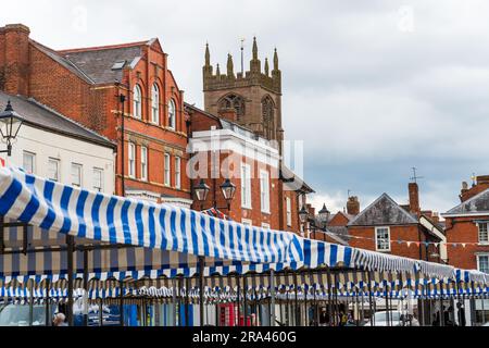 Ludlow, Shropshire, Großbritannien - Juni 29. 2023: St. Lawrence's Church in Ludlow hoch über den Gebäuden Stockfoto