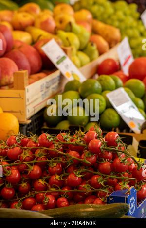 Farbenfrohes frisches Obst und Gemüse auf einem Bauernmarkt in trogir, Grad Split, kroatien. Stockfoto