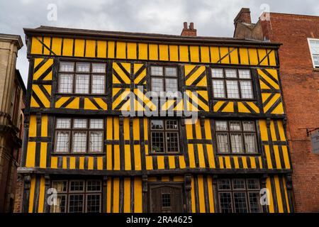 Ludlow, Shropshire, Großbritannien - Juni 29. 2023: Gelbes Haus im Tudor-Stil in Ludlow Shropshire Stockfoto