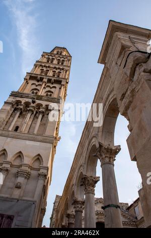 Ruinen des diokletianerpalastes und der Glockenturm der Kathedrale St. domnius in Grad Split, kroatien. Stockfoto