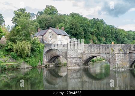 Ludlow, Shropshire, Großbritannien - Juni 29. 2023: Ludford Bridge und The Charlton Arms Hotel on the River Teme Stockfoto