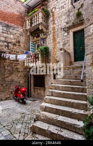 Typisch mediterraner Hof oder Platz in der Altstadt von Grad Split, kroatien. Stockfoto