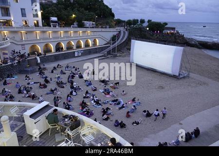 Biarritz, Frankreich. 30. Juni 2023. Das internationale Filmfestival Biarritz geht an den Strand für eine kostenlose Vorführung, und Einheimische, Touristen und VIPÕs treffen sich auf dem cityÕs Romantik Petit Plage, um die Premiere von „Nos Jours Heureux“ Credit: Motofoto/Alamy Live News zu sehen Stockfoto