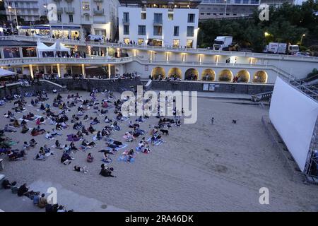 Biarritz, Frankreich. 30. Juni 2023. Das internationale Filmfestival Biarritz geht an den Strand für eine kostenlose Vorführung, und Einheimische, Touristen und VIPÕs treffen sich auf dem cityÕs Romantik Petit Plage, um die Premiere von „Nos Jours Heureux“ Credit: Motofoto/Alamy Live News zu sehen Stockfoto