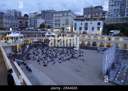 Biarritz, Frankreich. 30. Juni 2023. Das internationale Filmfestival Biarritz geht an den Strand für eine kostenlose Vorführung, und Einheimische, Touristen und VIPÕs treffen sich auf dem cityÕs Romantik Petit Plage, um die Premiere von „Nos Jours Heureux“ Credit: Motofoto/Alamy Live News zu sehen Stockfoto