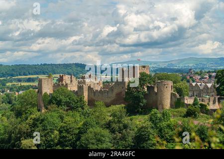 Ludlow Castle in Ludlow, Shropshire vom Aussichtspunkt Whincliffe Common Stockfoto