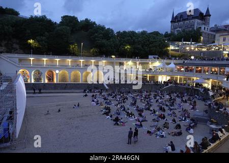 Biarritz, Frankreich. 30. Juni 2023. Das internationale Filmfestival Biarritz geht an den Strand für eine kostenlose Vorführung, und Einheimische, Touristen und VIPÕs treffen sich auf dem cityÕs Romantik Petit Plage, um die Premiere von „Nos Jours Heureux“ Credit: Motofoto/Alamy Live News zu sehen Stockfoto