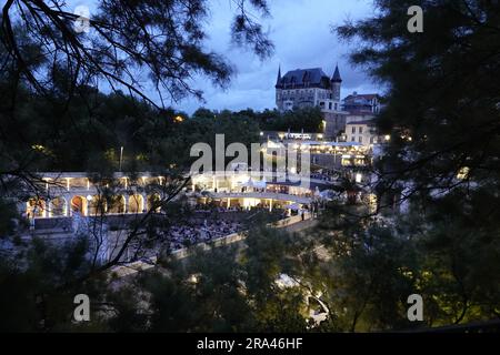 Biarritz, Frankreich. 30. Juni 2023. Das internationale Filmfestival Biarritz geht an den Strand für eine kostenlose Vorführung, und Einheimische, Touristen und VIPÕs treffen sich auf dem cityÕs Romantik Petit Plage, um die Premiere von „Nos Jours Heureux“ Credit: Motofoto/Alamy Live News zu sehen Stockfoto