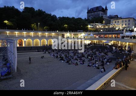 Biarritz, Frankreich. 30. Juni 2023. Das internationale Filmfestival Biarritz geht an den Strand für eine kostenlose Vorführung, und Einheimische, Touristen und VIPÕs treffen sich auf dem cityÕs Romantik Petit Plage, um die Premiere von „Nos Jours Heureux“ Credit: Motofoto/Alamy Live News zu sehen Stockfoto